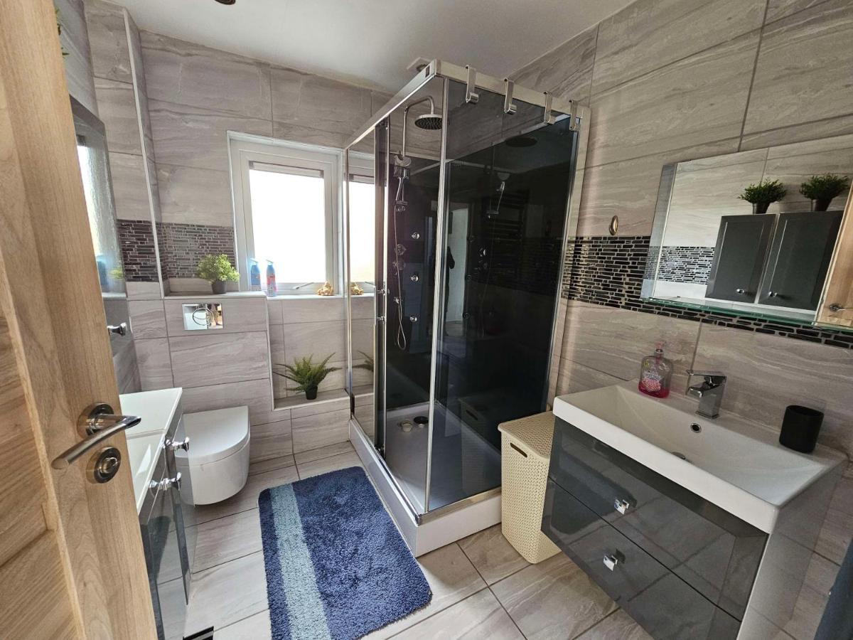 דירות ליסבורן Modern Urban Haven: Stylish Getaway מראה חיצוני תמונה